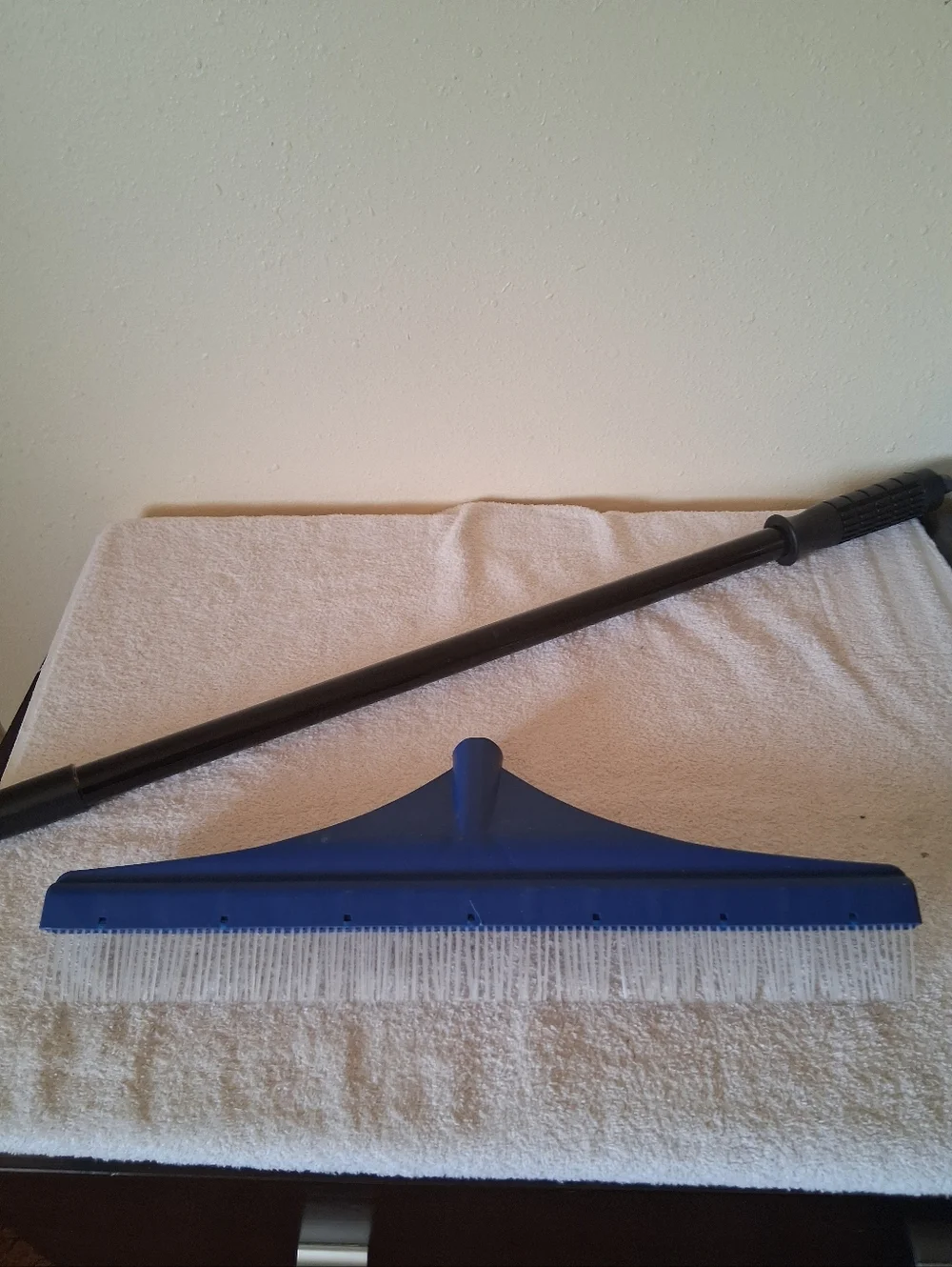 New 18" Carpet Rake 51" Telescope Handle Plastic Light Weight Black Blue Nwot - Picture 5 of 8